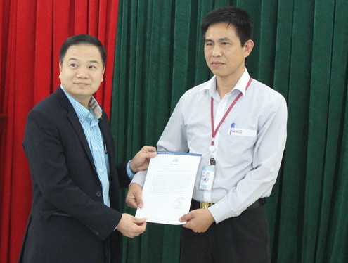 Lái xe Trần Tuấn Anh (bên phải) được tặng bằng khen