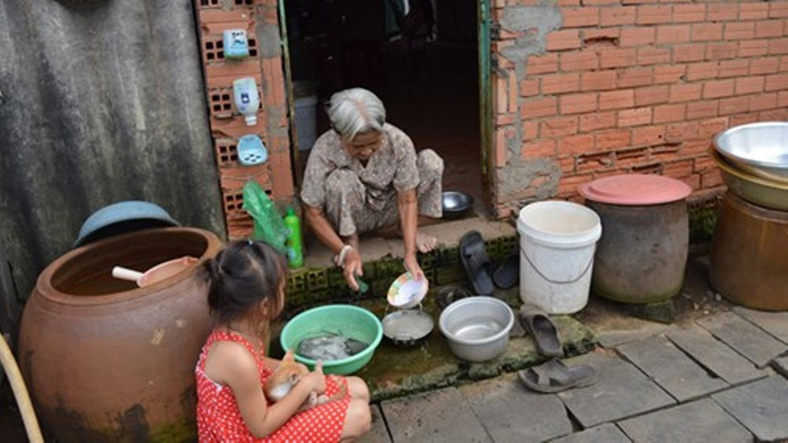 Người dân trữ nước trong lu không đậy kín tạo điều kiện cho muỗi xuất huyết sinh sản.