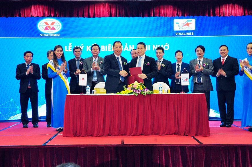 Lãnh đạo Vinalines và Vinacomin tiến hành ký kết