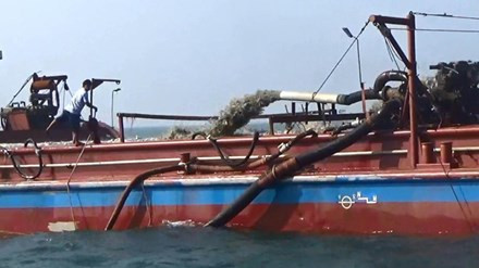 Tàu hút cát tại Cửa Đại. Ảnh: N.T.