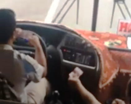 Lái xe vừa lái xe vừa chơi 'đầu đít'