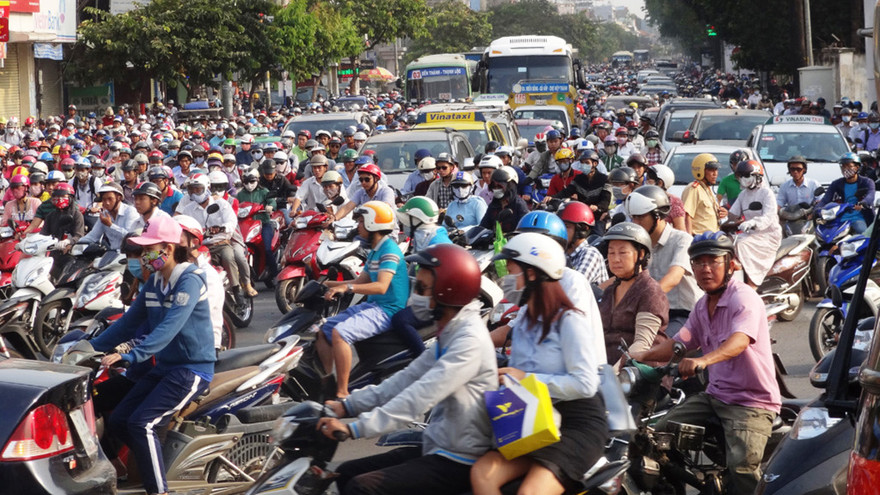 Chưa có làn đường dành riêng, xe buýt bị các phương tiện giao thông “bao vây”
