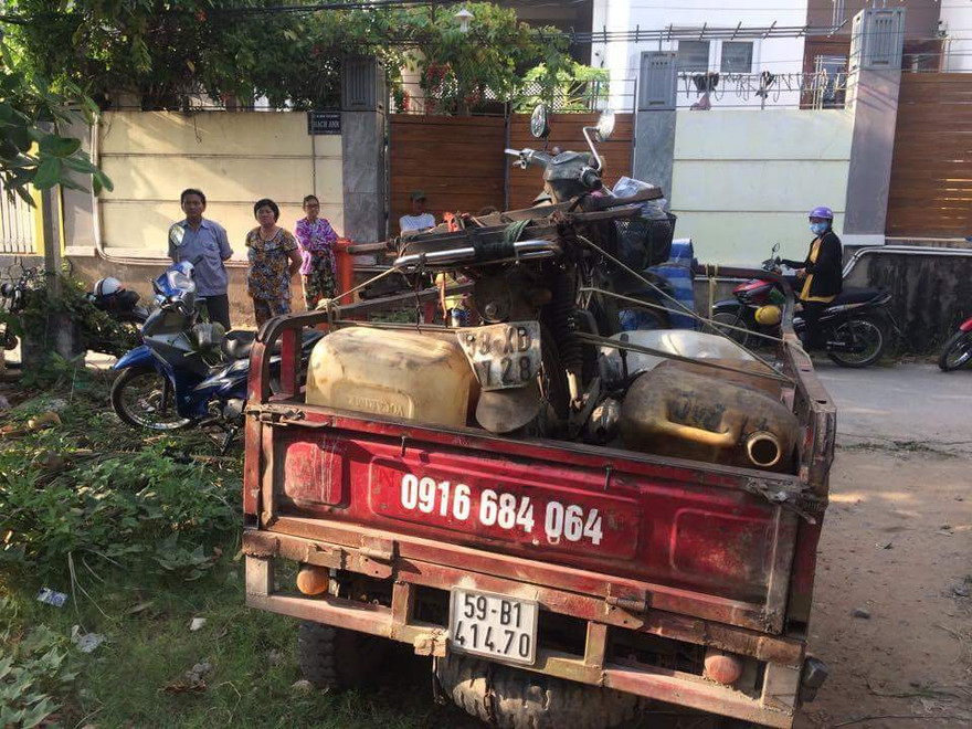 Hiện trường các tài xế rút trộm xăng dầu bị công an bắt. Ảnh CA