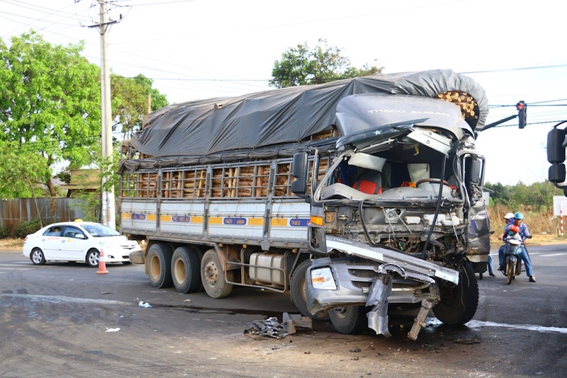 Đầu xe tải hư hỏng hoàn toàn