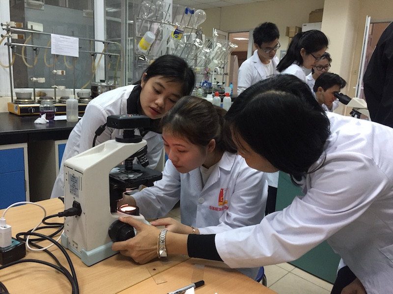 Gần 700 học sinh THPT trải nghiệm một ngày làm sinh viên