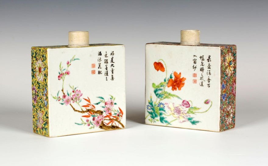 Hai chiếc bình trà có hoa văn tinh xảo, đẹp mắt.