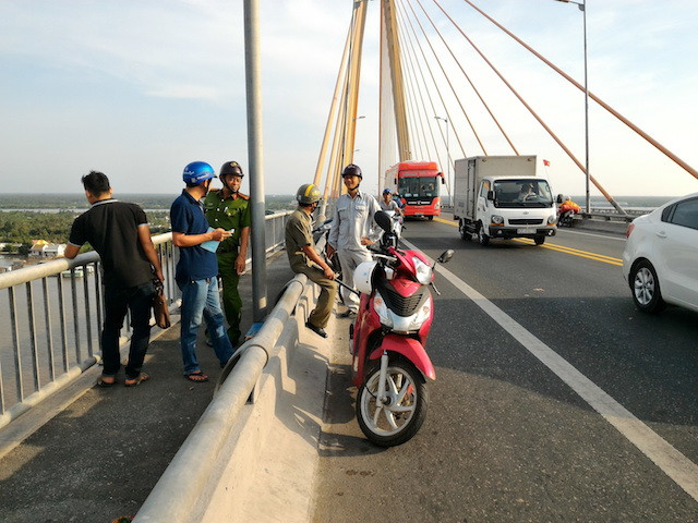 Hiện trường nam thanh niên nhảy cầu Rạch Miễu