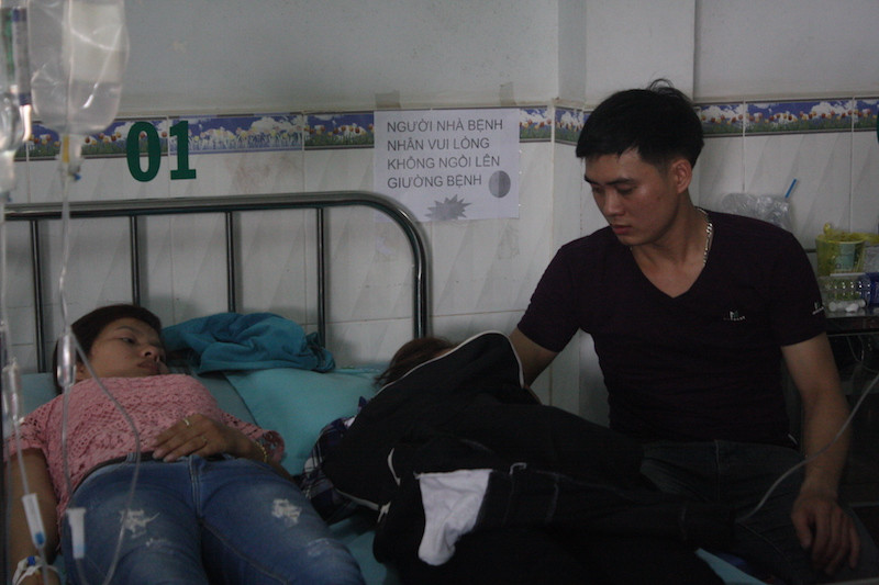 Công nhân bị ngộ độc đang được cấp cứu tại bệnh viện