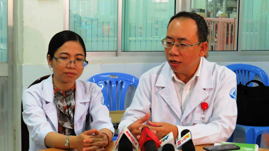 Bác sĩ thông tin về trường hợp bé trai bị bỏng phải cắt 4 ngón tay.