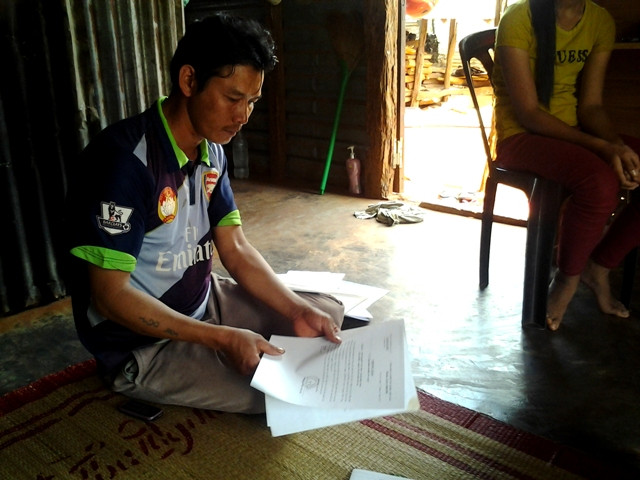 Ông Nam và bé Xuân đang trình bày với phóng viên