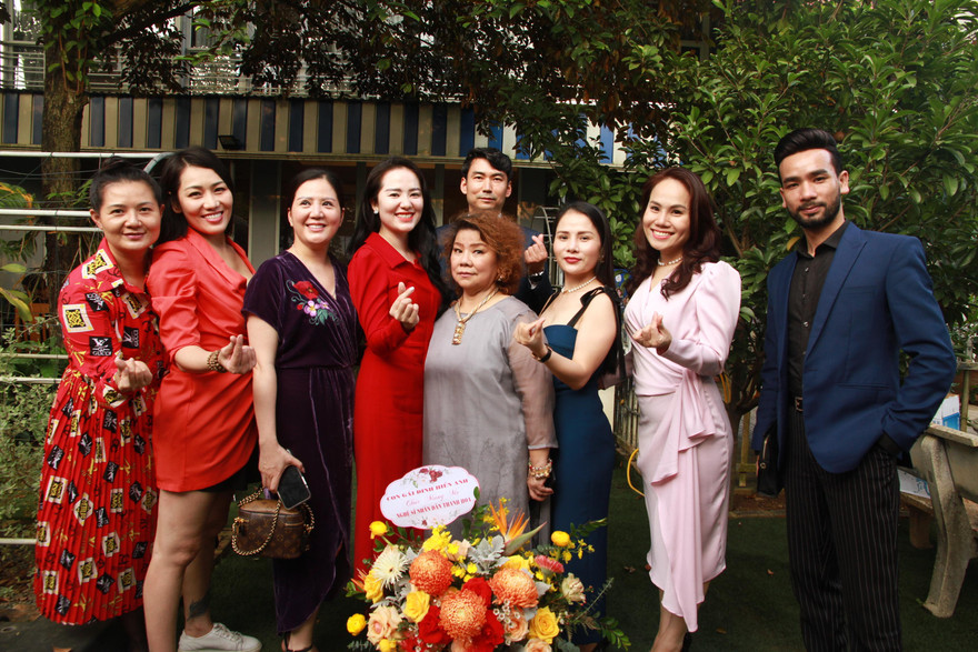 NSND Thanh Hoa và một số thành viên APPA. Đứng sau là ông Parl Inkee- đại diện Ủy ban Bản quyền Tác giả Hàn Quốc- Ảnh: N.M.Hà 