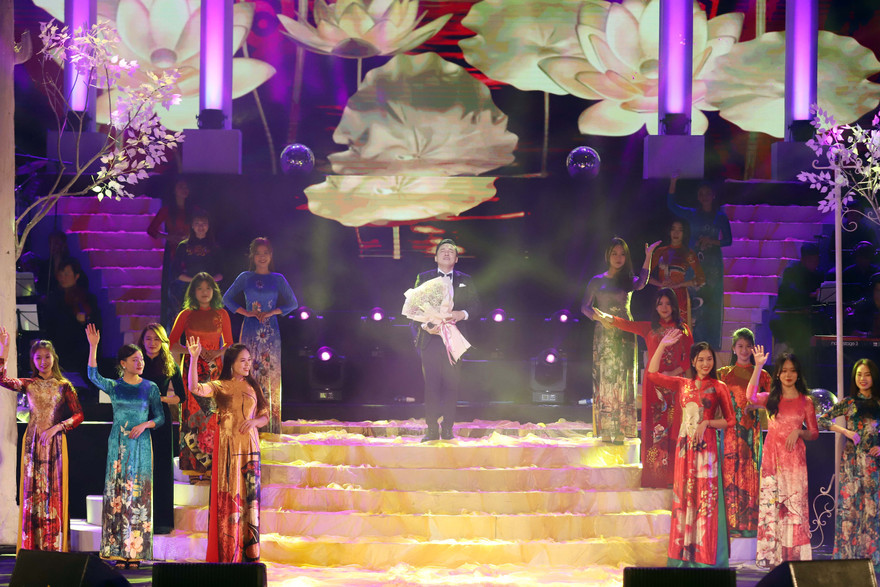 Lam Trường hát Gót hồng tại đại nhạc hội chào Xuân quy tụ dàn sao hot