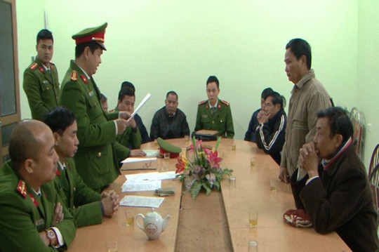 Cơ quan CSĐT đọc lệnh bắt giữ các đối tượng liên quan.