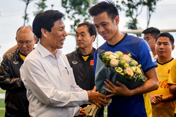 Bộ trưởng Bộ VH-TT-DL Nguyễn Ngọc Thiện và Văn Quyết