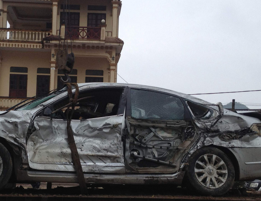 Chiếc xe 4 chỗ bị bẹp dúm