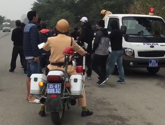 CSGT ngăn chặn kịp thời hành vi vi phạm của thanh niên lạng lách, đánh võng. Ảnh cắt từ clip.