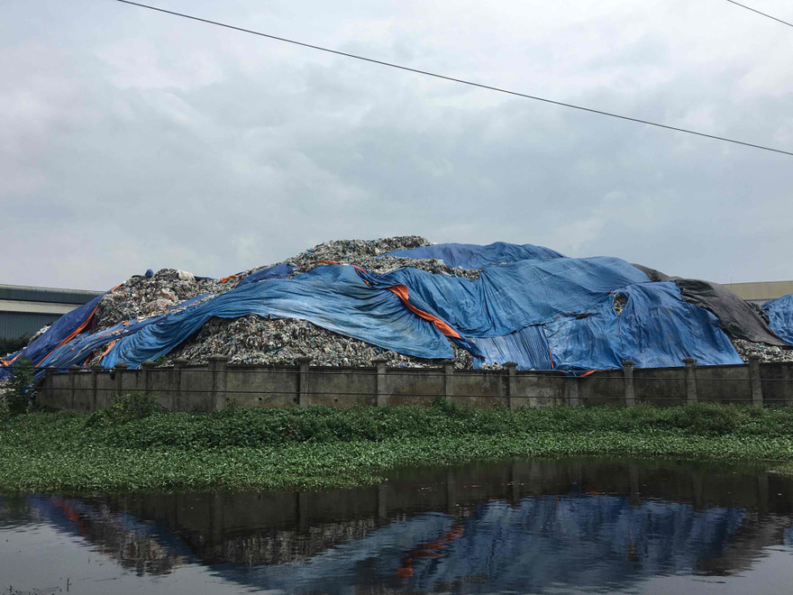 Khi tập kết rác của Cty Tâm Sinh Nghĩa. Ảnh: A.T