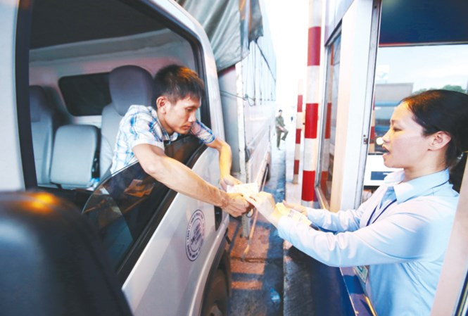 Tài xế trả tiền quan trạm thu phí trên quốc lộ 5. Ảnh: Như Ý.