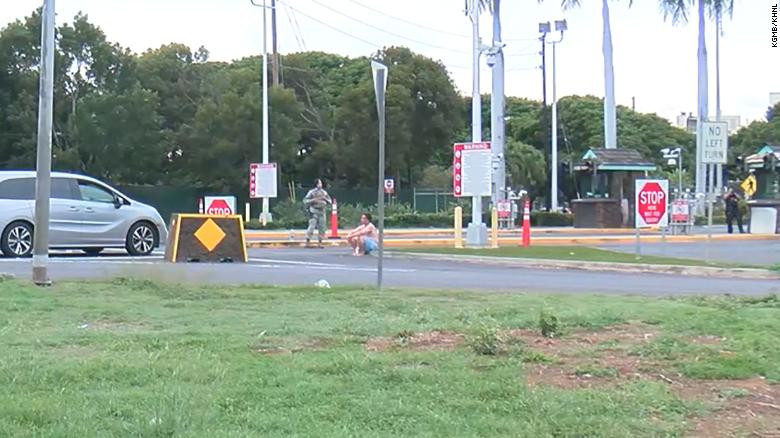 Lực lượng an ninh phong tỏa căn cứ quân sự Trân Châu Cảng-Hickam. Ảnh: KGMB.