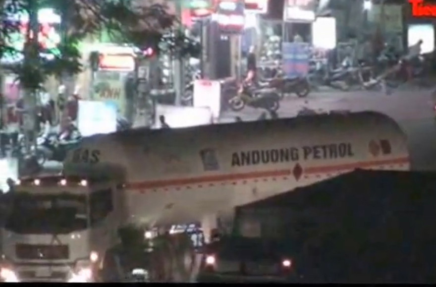 Hình ảnh xe bồn vừa rút ruột rời bãi đáp. Ảnh cắt từ clip