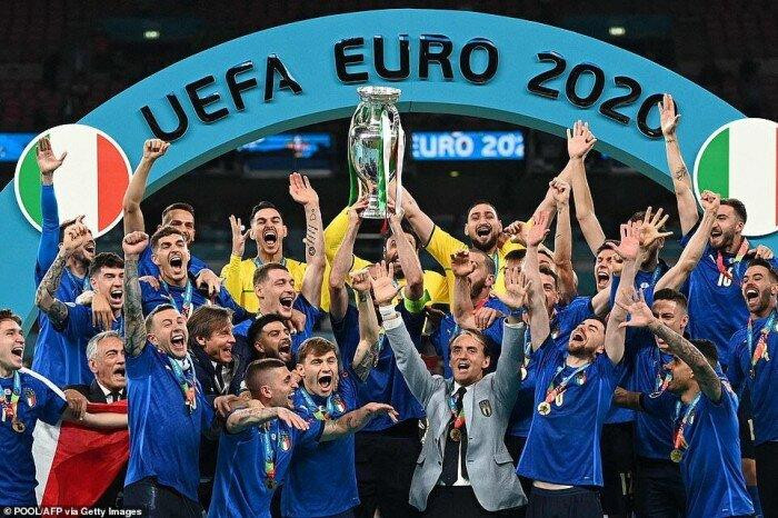 HLV Roberto Mancini giúp tuyển Italia 'lột xác'