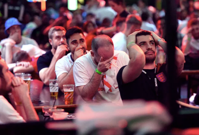 Hình ảnh người Anh rơi lệ sau thất bại tại chung kết EURO 2020