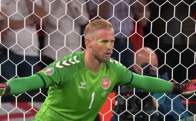 Thủ thành Kasper Schmeichel bị chiếu laser trước khi bắt 11m