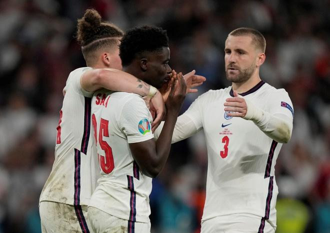 Saka bật khóc khi đá hỏng luân lưu và được Kalvin Phillips, Luke Shaw đến an ủi.