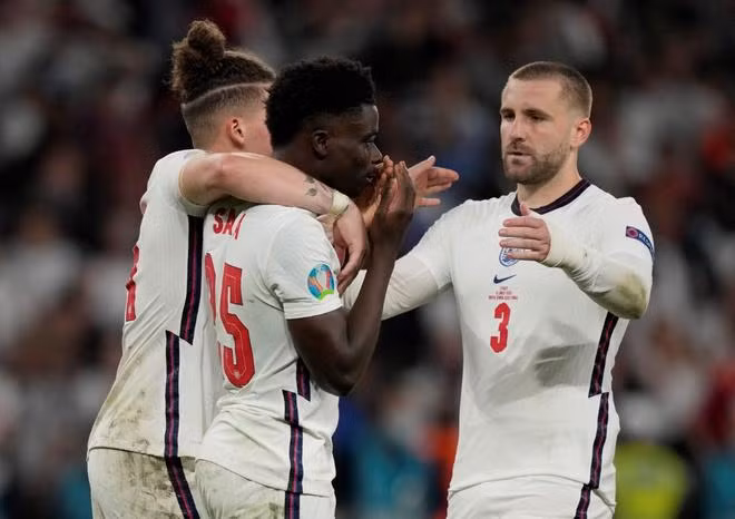 Saka bật khóc khi đá hỏng luân lưu và được Kalvin Phillips, Luke Shaw đến an ủi.