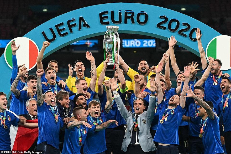 Hình ảnh vỡ òa trong hạnh phúc của đội tuyển Italia khi giương cao chức vô địch Euro 2020 