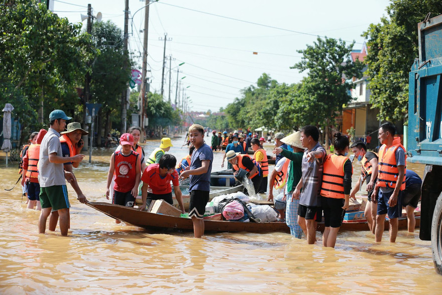 Cả vùng lũ nhộn nhịp, ấm áp bởi những tấm lòng thiện nguyện.