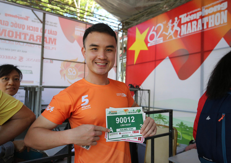 Runner nhận BIB, sẵn sàng tranh tài tại Tiền Phong Marathon