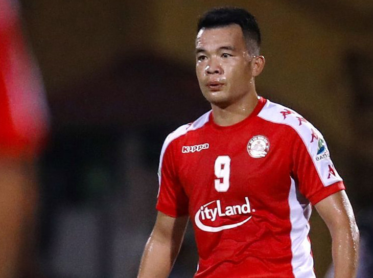 Cầu thủ làm gãy chân Hùng Dũng bị phạt bổ sung