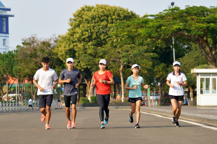 Hoàng Nguyên Thanh (thứ hai từ trái sang) tập luyện tại Quảng trường Đại Đoàn Kết