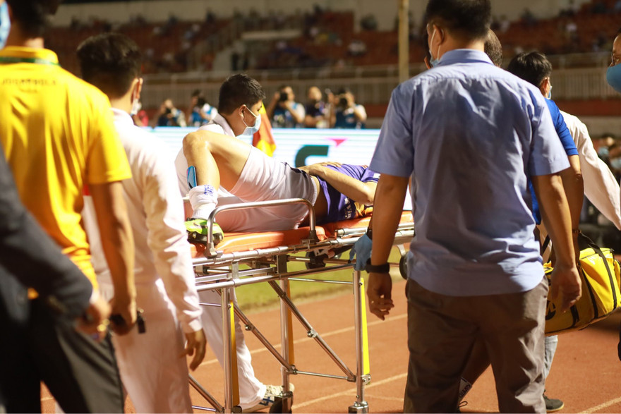 Hùng Dũng dính chấn thương nặng