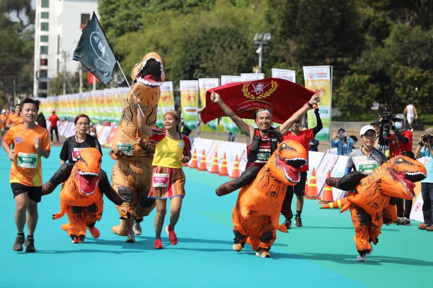 Khủng long bạo chúa trên đường chạy Tiền Phong Marathon 