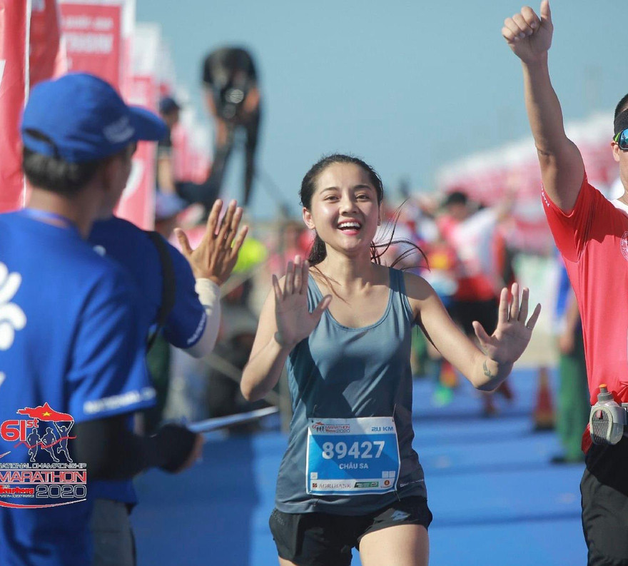 Diễn viên Châu Sa về đích xinh tươi trên đường chạy Lý Sơn