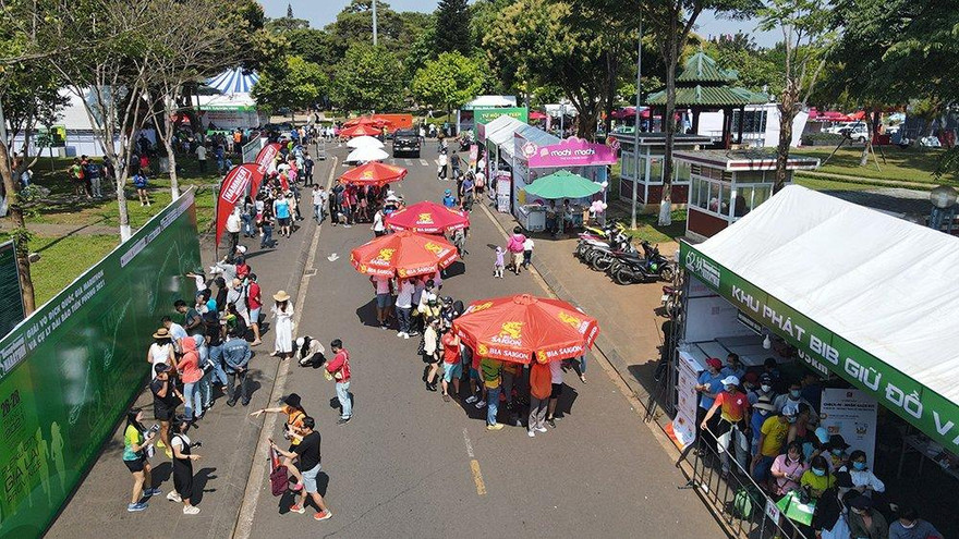 Tiền Phong Marathon 2021: Quảng trường Đại Đoàn Kết sôi động trước giờ G