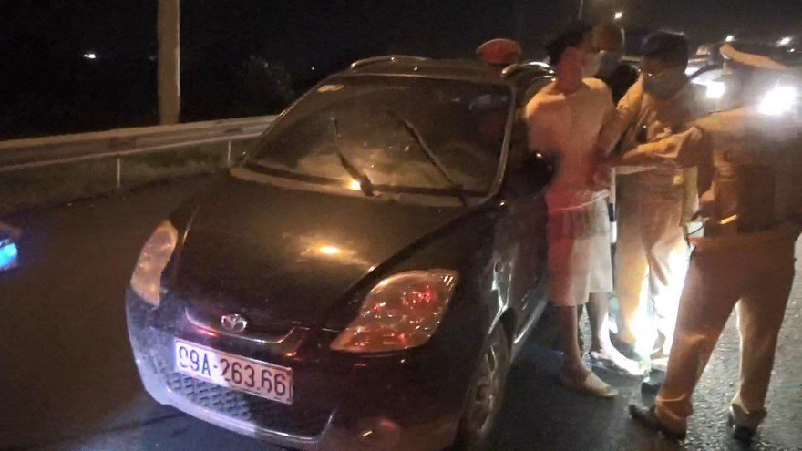 Lực lượng chức năng ngăn chặn hành vi bỏ trốn của ông Hùng trên cao tốc Hà Nộị - Thái Nguyên.