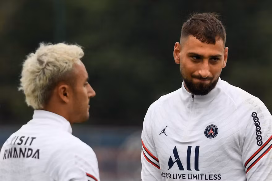 Thủ môn Donnarumma 'tổn thương' khi phải cạnh tranh bắt chính với Navas 
