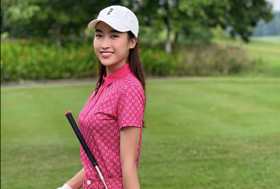 Hoa hậu Đỗ Mỹ Linh năng động trên sân golf