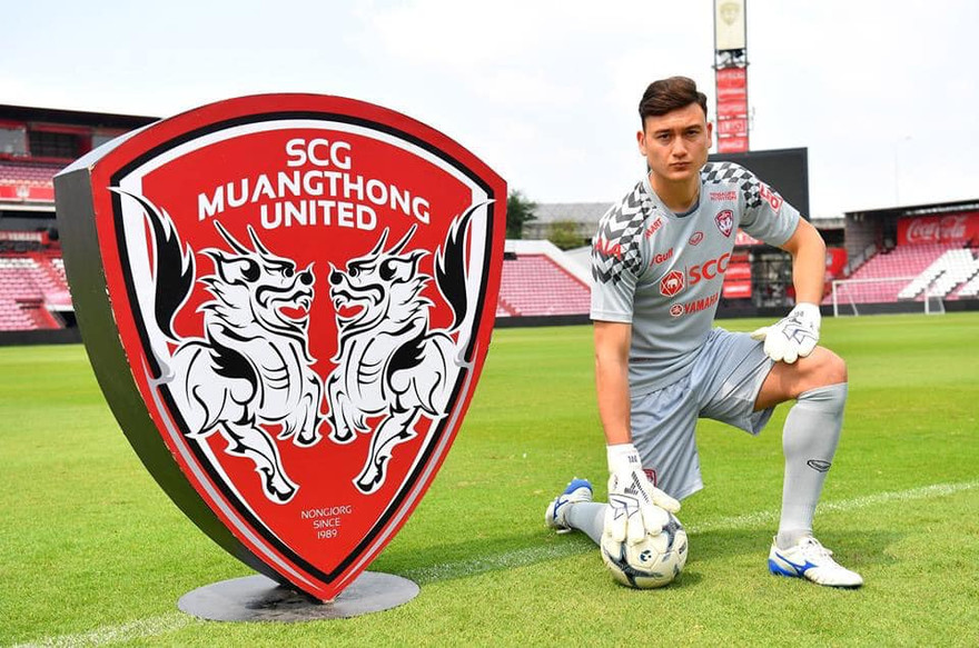 Xem Văn Lâm trổ tài bắt bóng ngày ra mắt Muangthong United