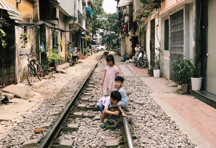 trẻ em vui đùa trên đường ray