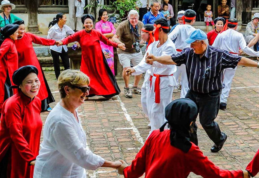 Du khách quốc tế tham gia hát Xoan