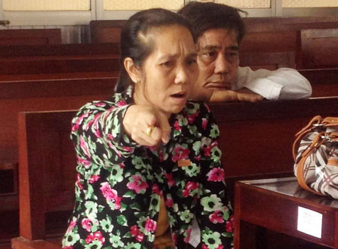 Nguyên đơn đuổi đánh chủ tọa phiên tòa