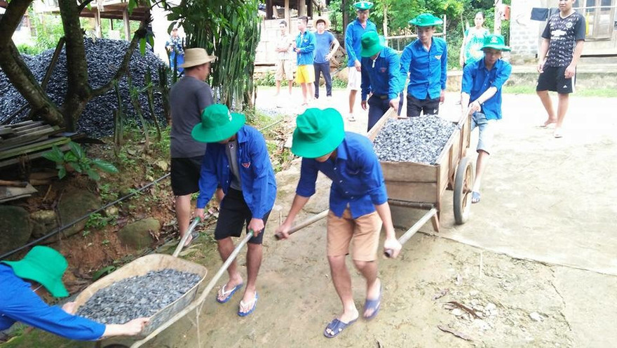 Làm đường giúp dân bản