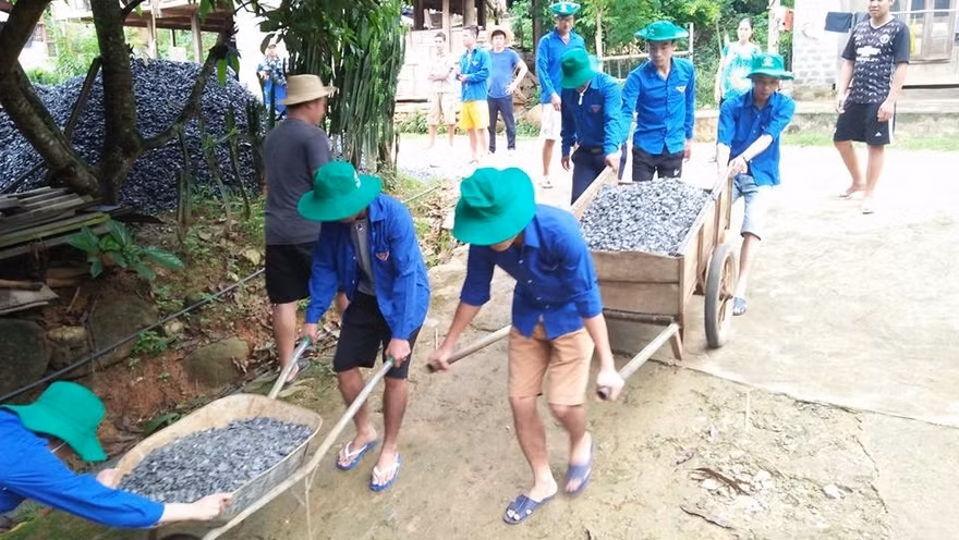 Làm đường giúp dân bản