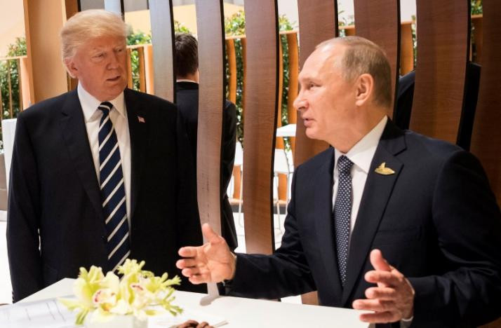 Tổng thống Trump và Tổng thống Putin trò chuyện trong lễ khai mạc Hội nghị Thượng đỉnh G20 tại Hamburg (Đức) hôm 7/7. Ảnh: Reuters