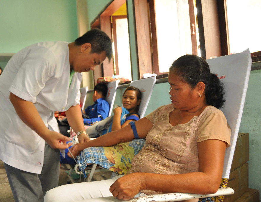 Vợ ông Đặng đang hiến máu