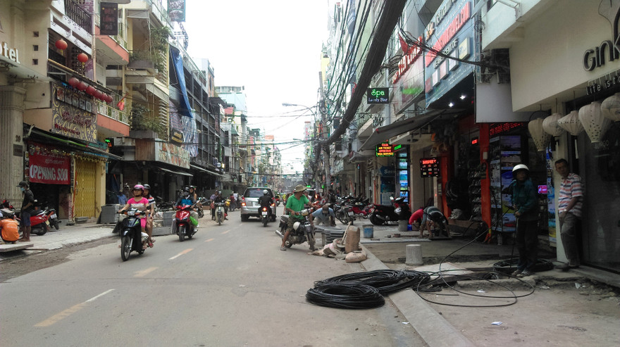 Phố đi bộ Bùi Viện bị tãm hoãn khai trương do nhiều công trình thi công chưa hoàn thành. Ảnh Việt Văn